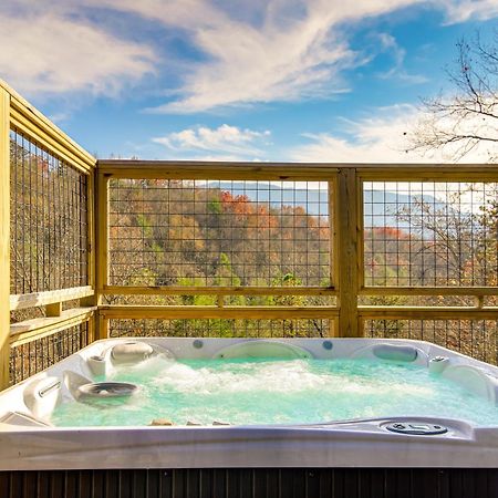 Gatlinburg Cabin With Game Room, Hot Tub And Mtn Views 外观 照片