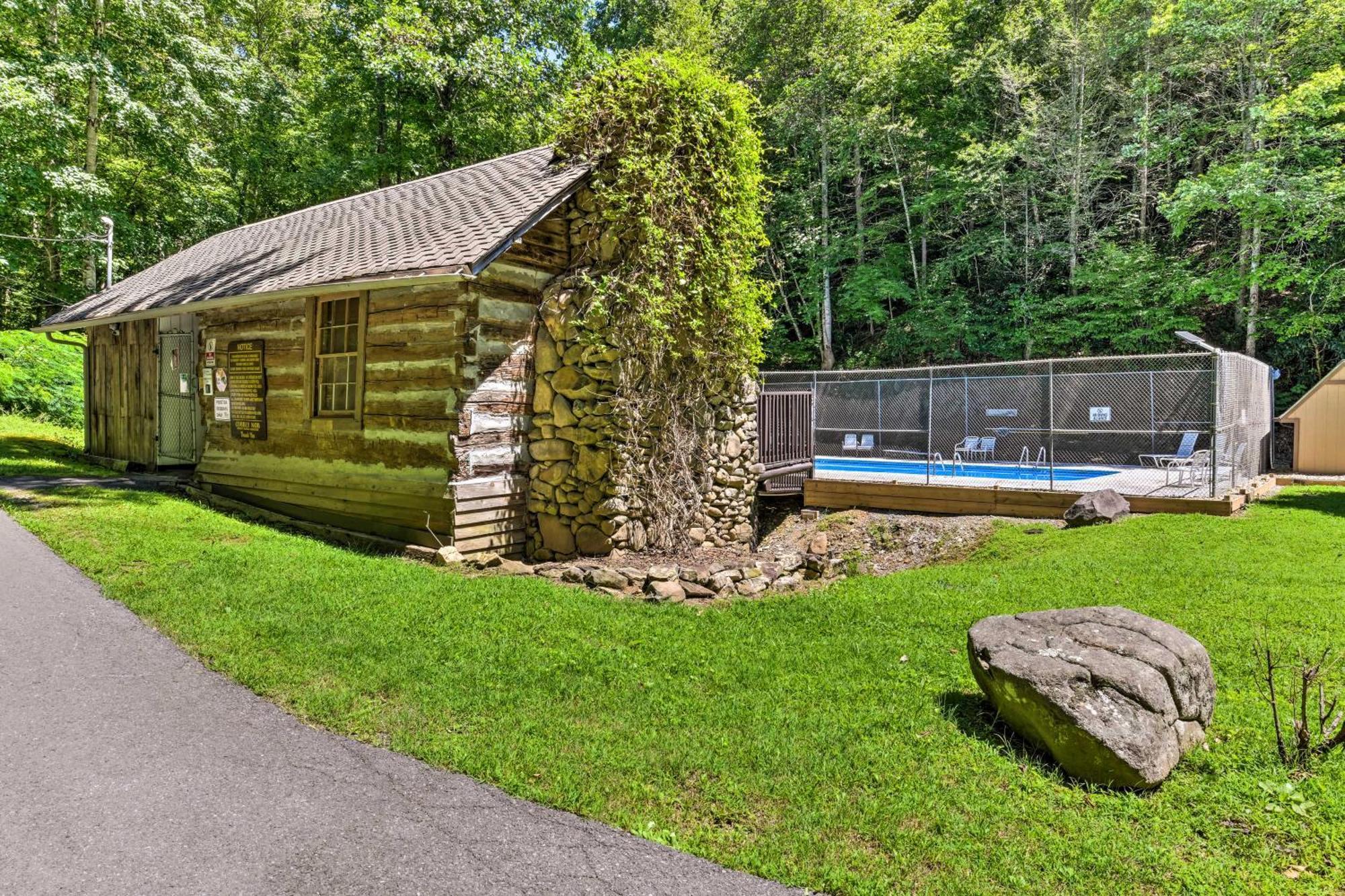 Gatlinburg Cabin With Game Room, Hot Tub And Mtn Views 外观 照片