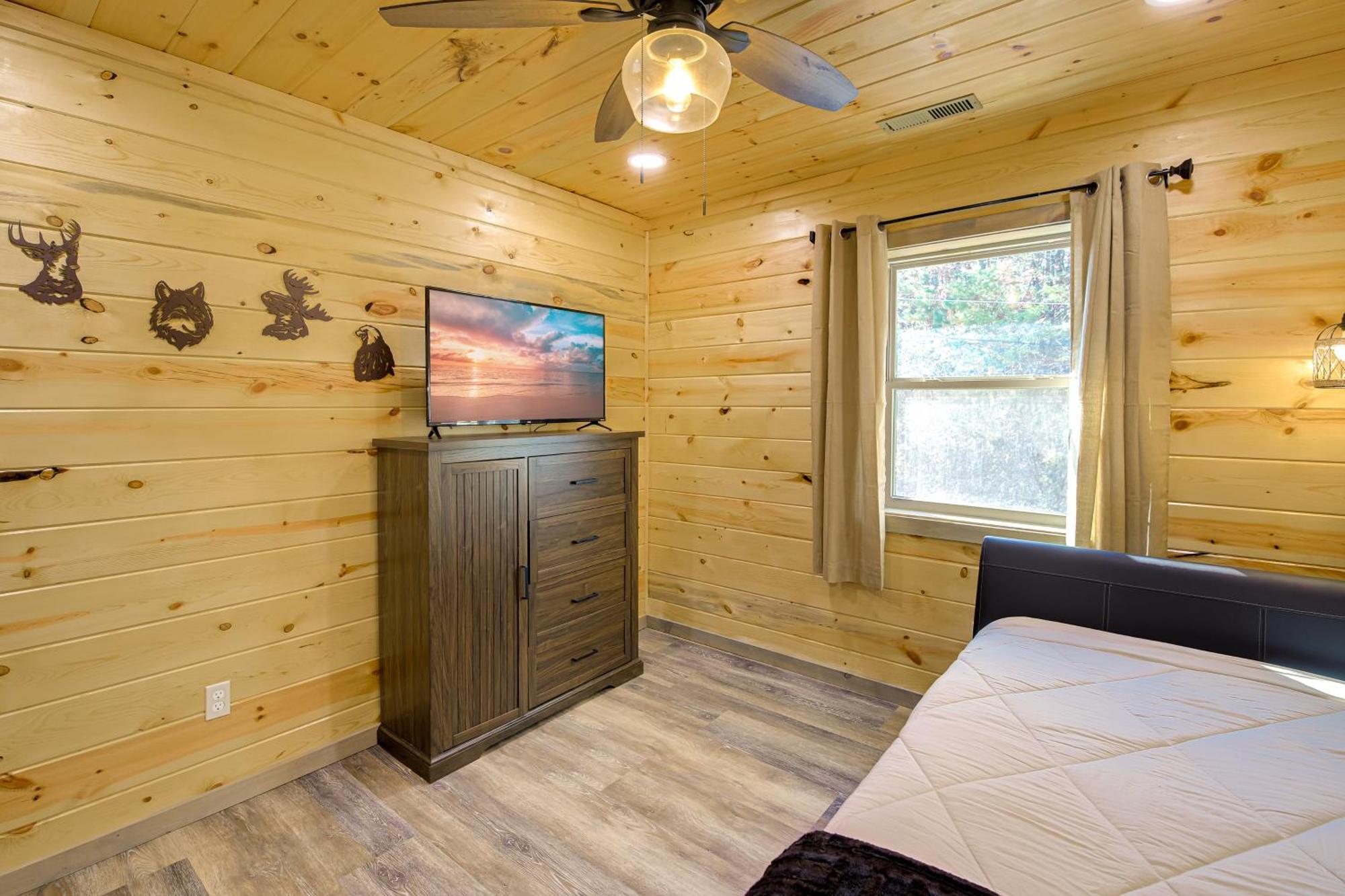 Gatlinburg Cabin With Game Room, Hot Tub And Mtn Views 外观 照片