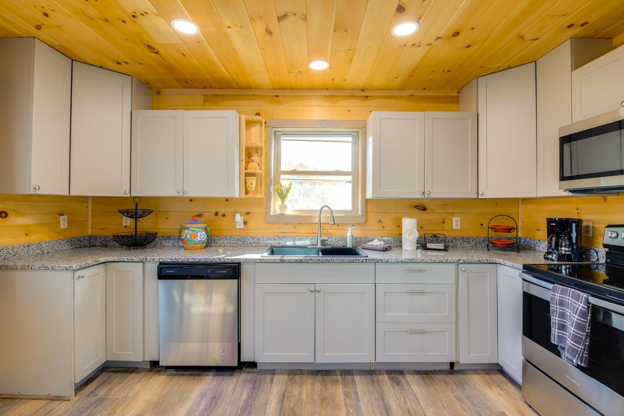 Gatlinburg Cabin With Game Room, Hot Tub And Mtn Views 外观 照片